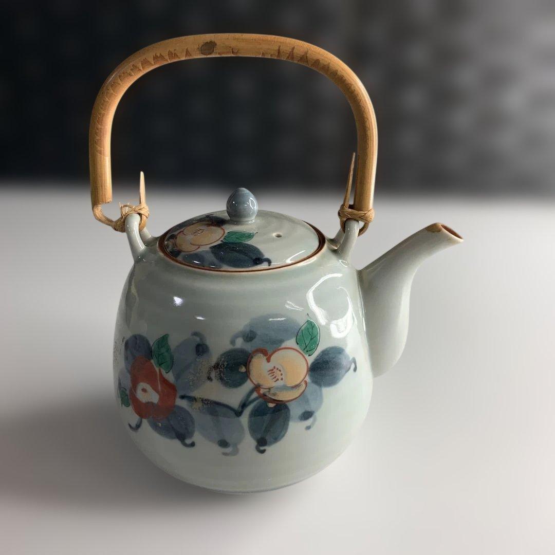 陶器茶壶，椿花纹，竹把手