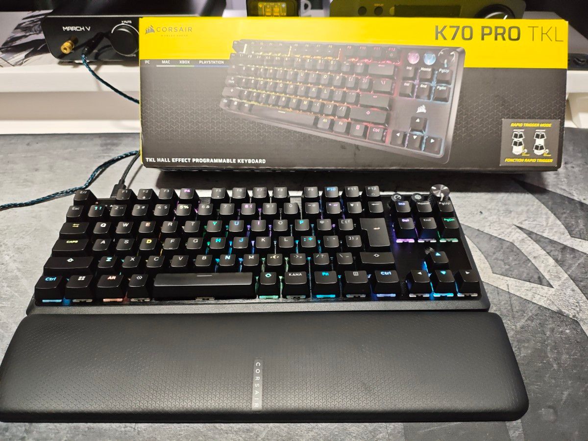 CORSAIR K70 PRO TKL游戏键盘支持快速触发的键帽附带