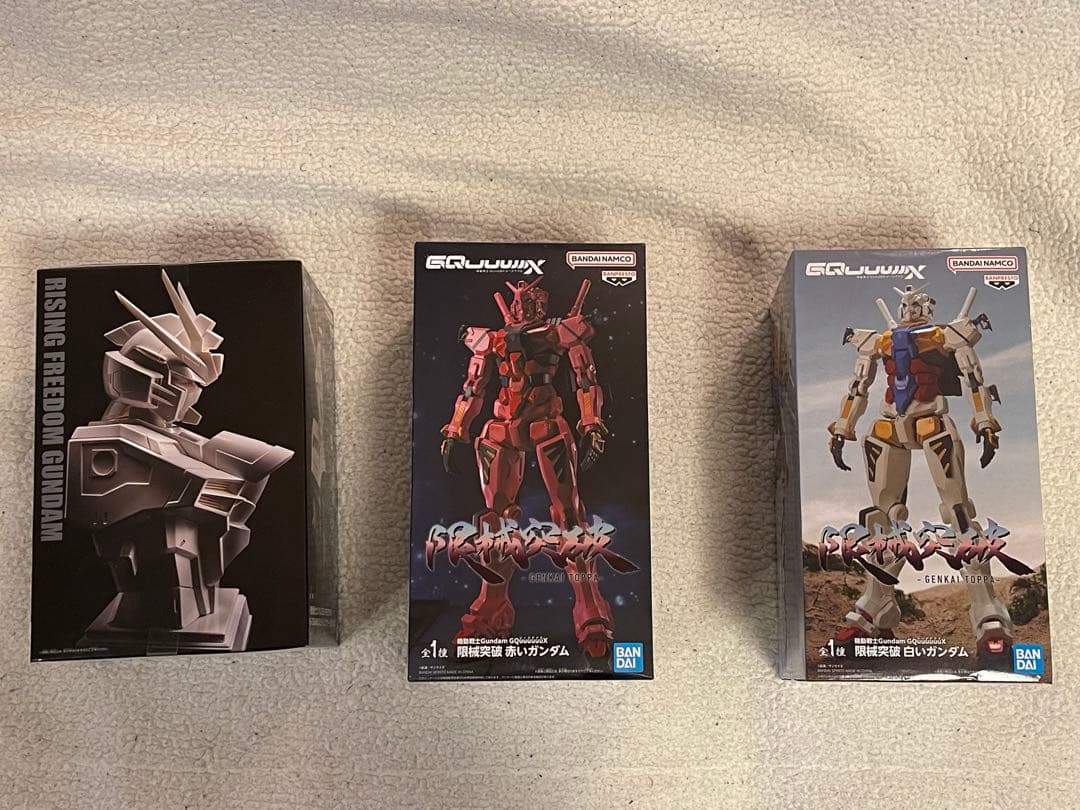 限械突破白いガンダム 赤いガンダム フィギュア2体と、シードフリーダム1体です。