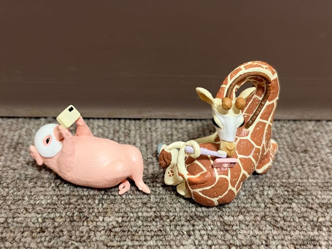 Animal Pack Figure 2-Piece Set: Lying-Down Pig and Toothbrush Giraffe
