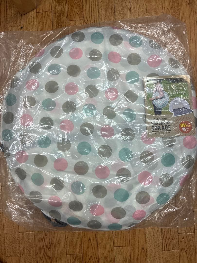 New, one-touch sunshade with a dot pattern, includes a storage bag.