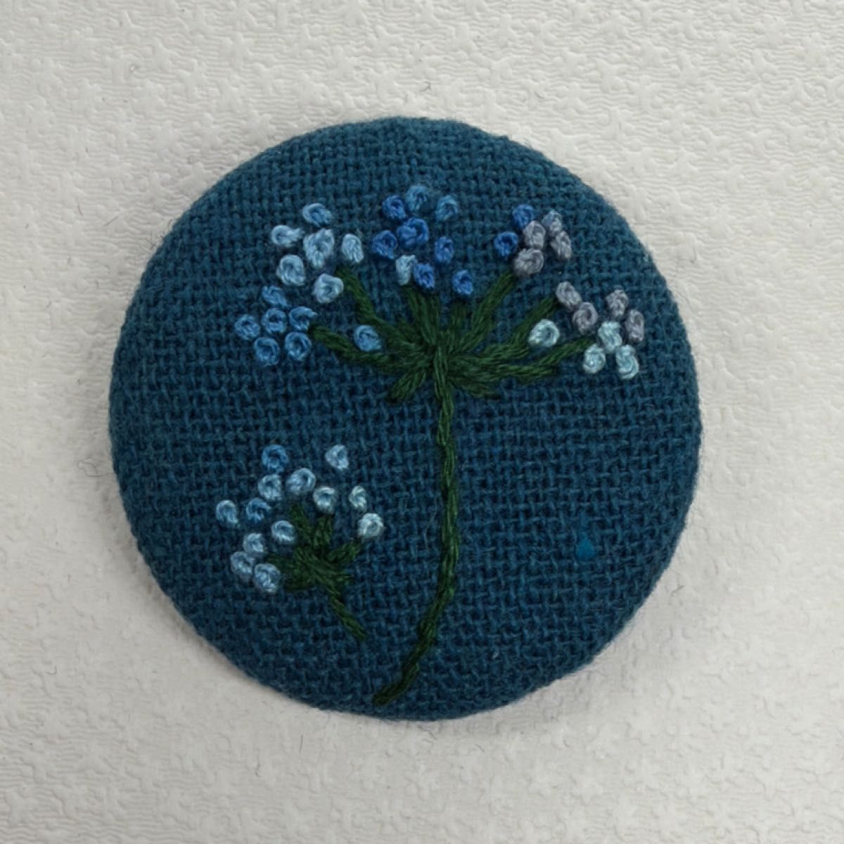 刺繍ブローチ234 オリジナル ハンドメイド くるみボタン バッグや帽子にも