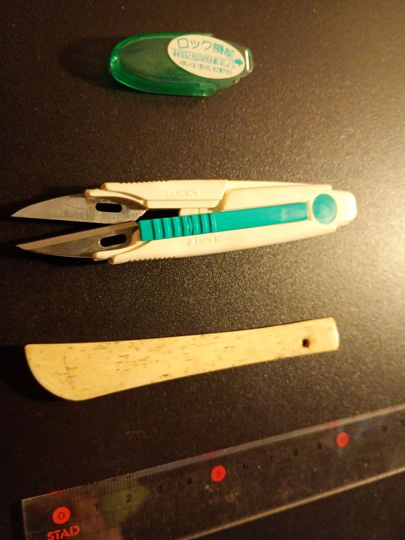 Scissors with a natural handle and locking mechanism