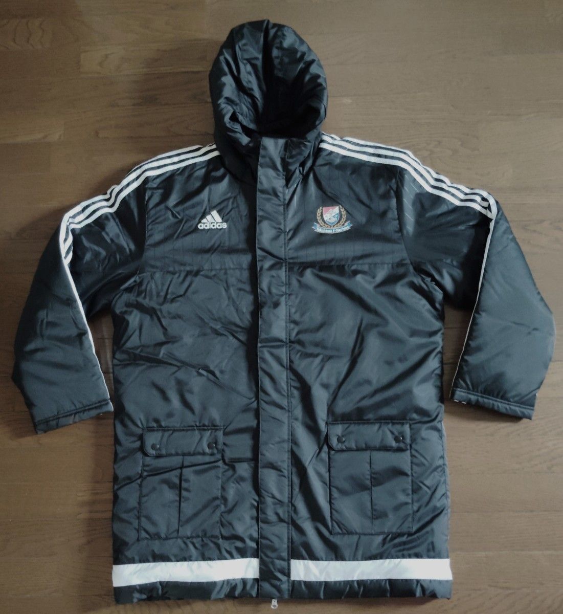 带adidas横滨F马里诺斯长椅大衣黑兜帽