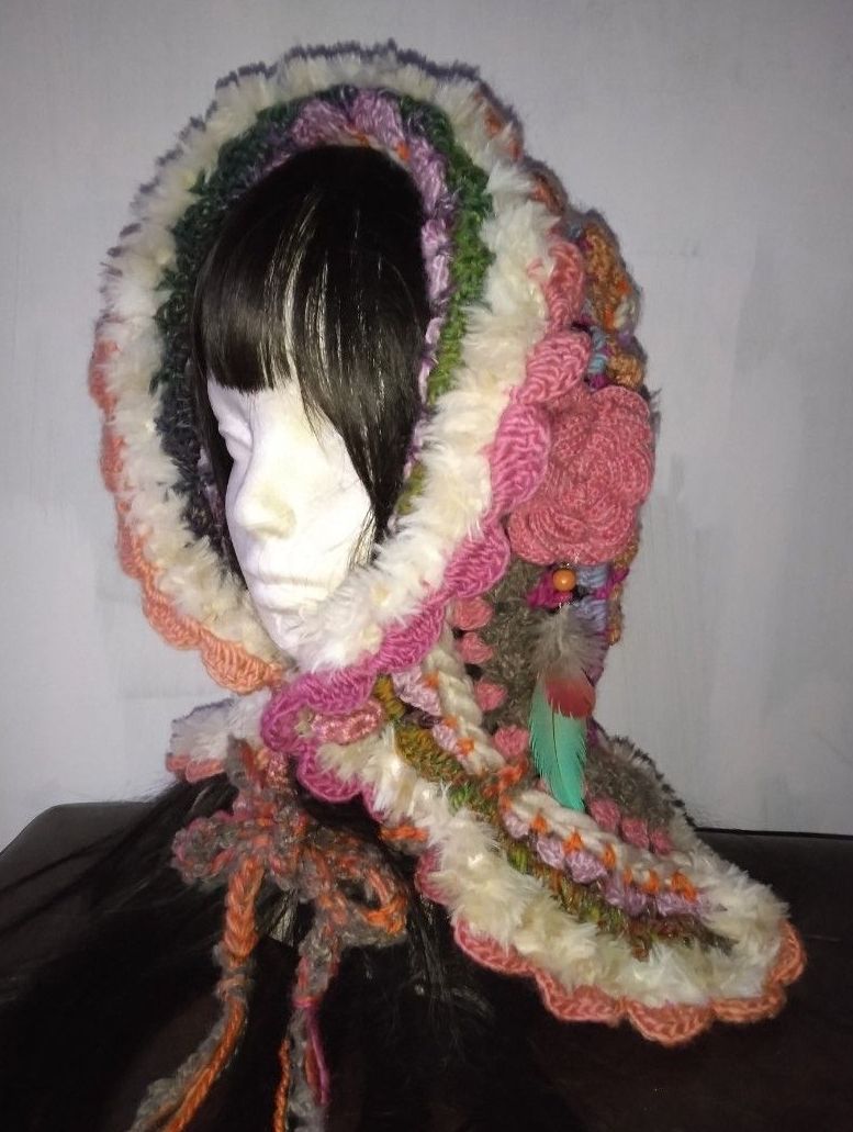 饰有大量花卉图案与羽毛配件的连帽帽,手工制作的贝雷帽式帽子