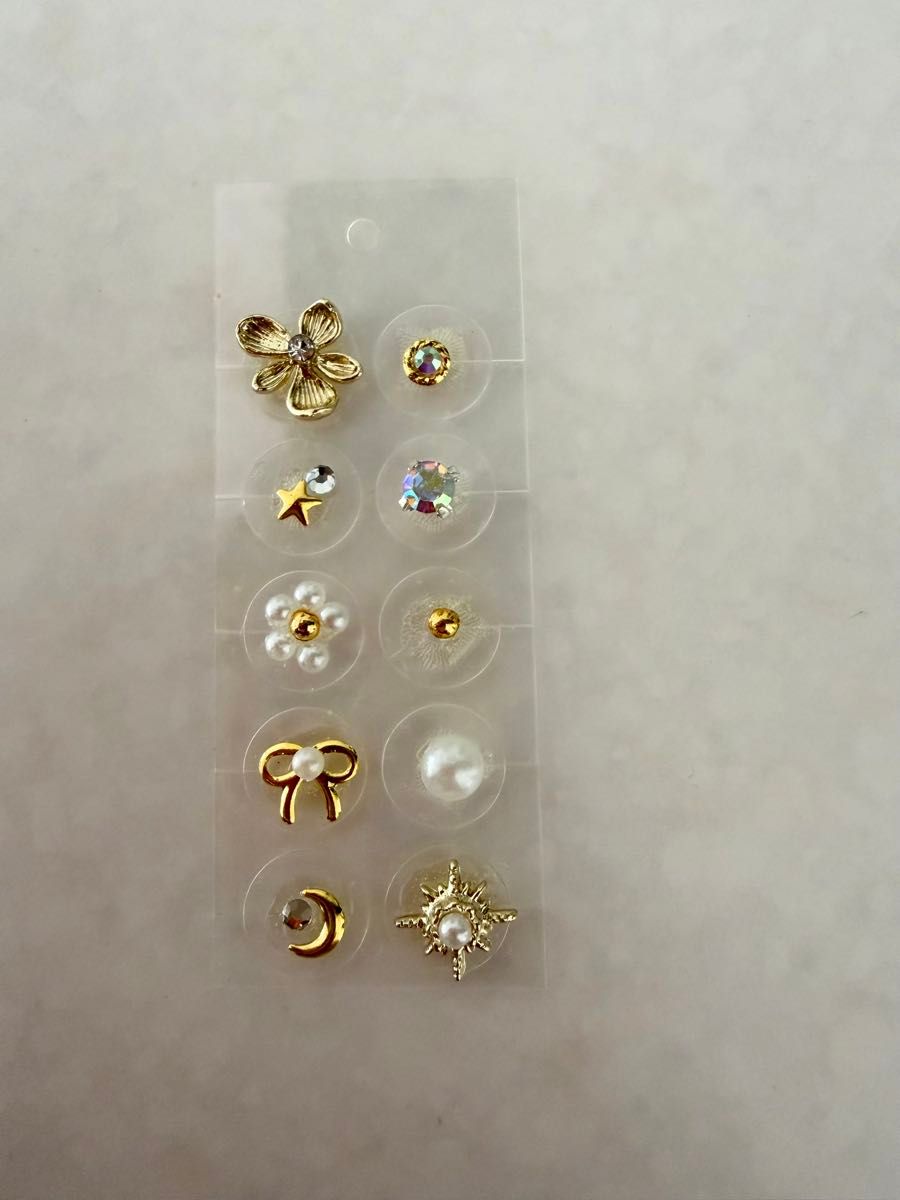 Ear acupressure jewelry, 10 beads, flower and ribbon design with pearls.