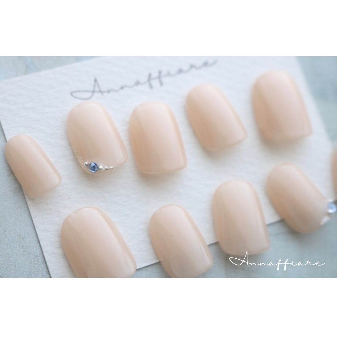 Nude beige simple nail tips (silver glitter & light sapphire) for wedding, bridal pre-wedding shoot, traditional Japanese attire—white wedding kimono, coming-of-age ceremony, formal dress, attending a wedding, something blue.