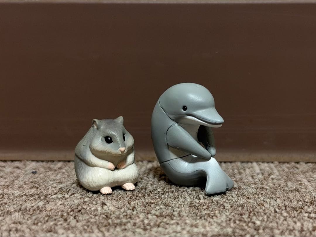 Hide and Seek 8 Hamster Dolphin Figure