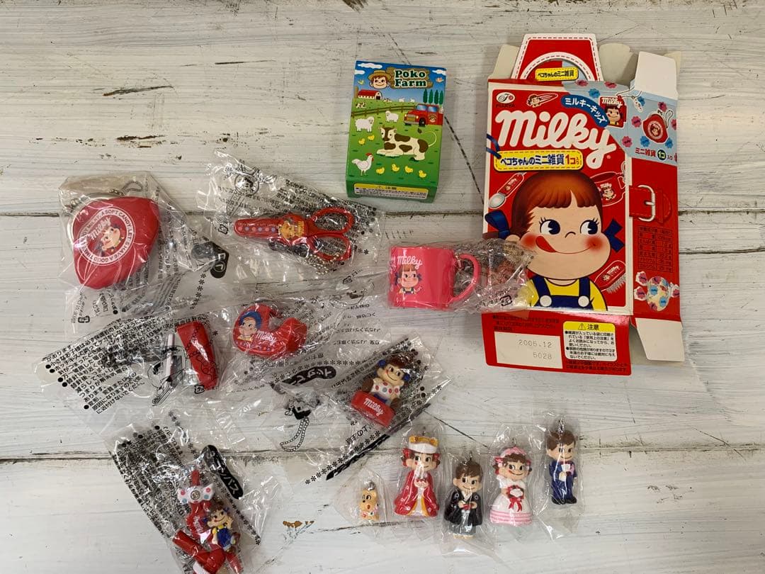 N0915-07★Fujiya Peko-chan Mini Accessories Keychain Bundle