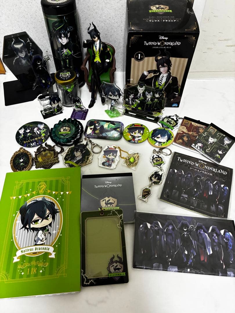 Twistemareus Draconia Goods Set Figure Can Badge