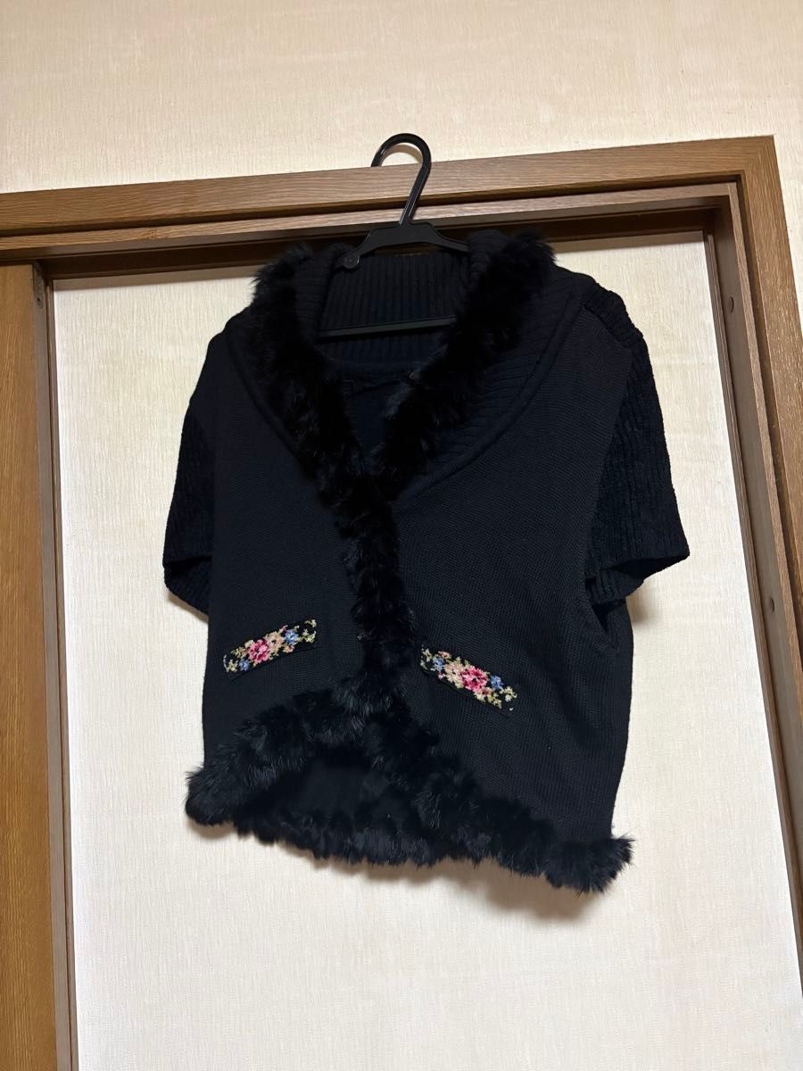 ラビットファー付きボレロ 黒 花柄刺繍 半袖 リアルファー