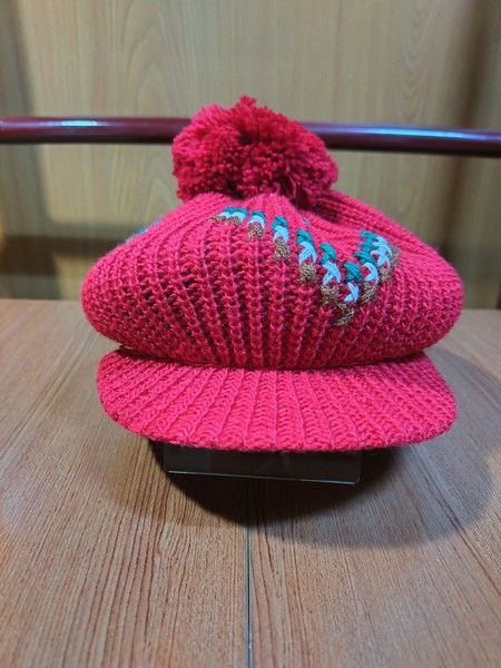 ニット帽 ポンポン付き 赤色 刺繍入り