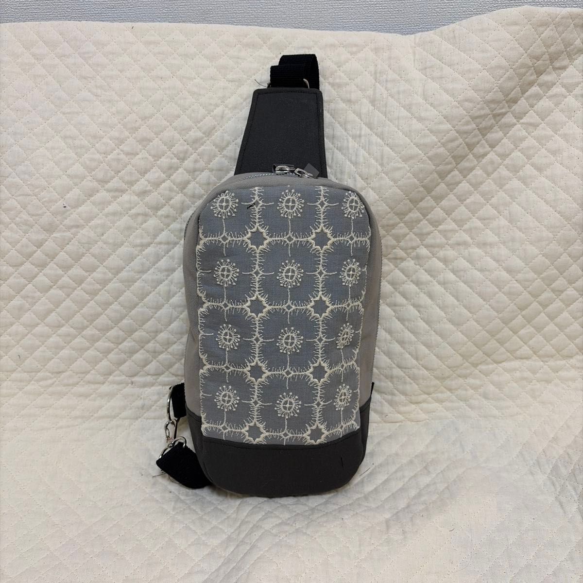 mina perhonen 手工制作 盒型身体包 银莲花灰色