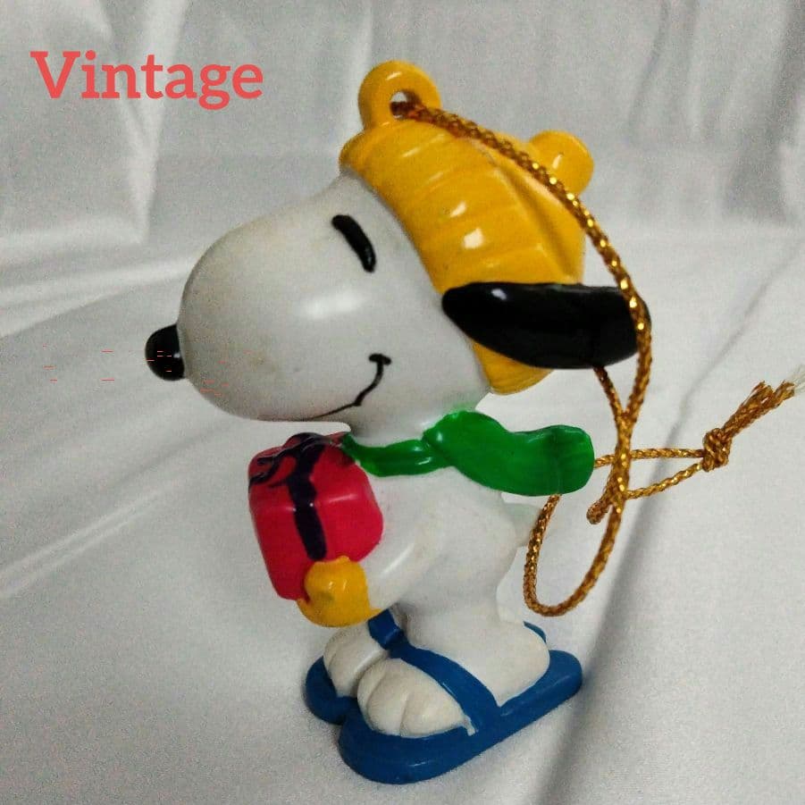 ❤Vintage❤Snoopy figure with hat, perfect as a gift. SNOOPY from Peanuts.