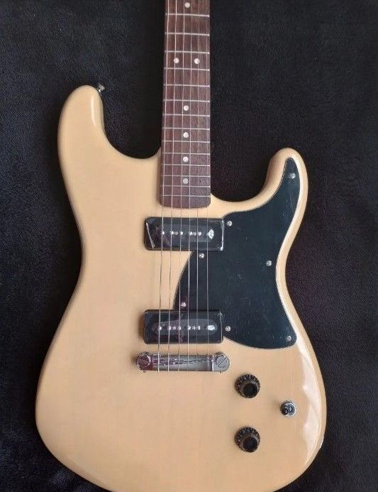 ほぼ新品 Squier by Fender Strat-O-Sonic スクワイア ソフトケース付き