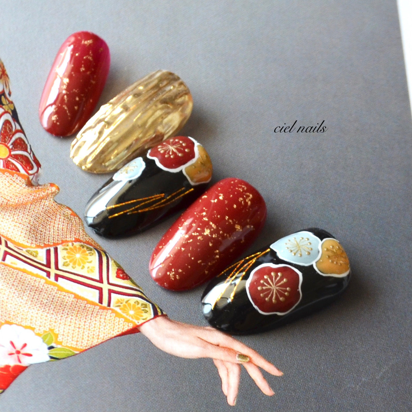 Recommended for traditional Japanese attire! Traditional Japanese pattern × red black floral nail tips for bridal, wedding ceremonies, coming-of-age ceremonies, graduation ceremonies, gold, traditional Japanese pattern