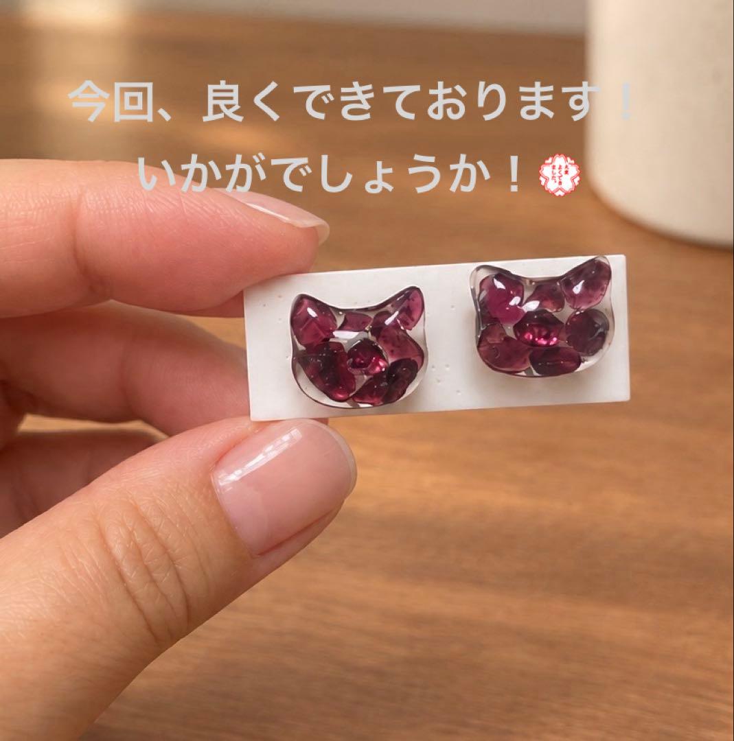 【【Budget-Friendly】Garnet (Kirara Trivia) [January Birthstone] Cat Earrings Handmade