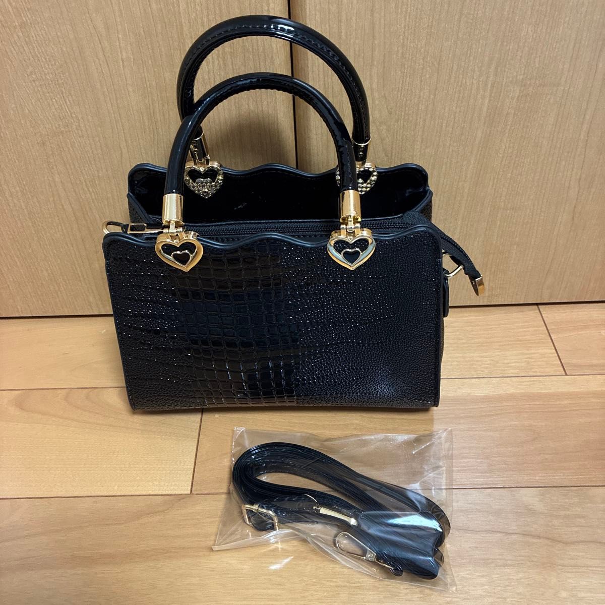 Crocodile-style 2WAY Shoulder bag with heart motif, black, price reduced