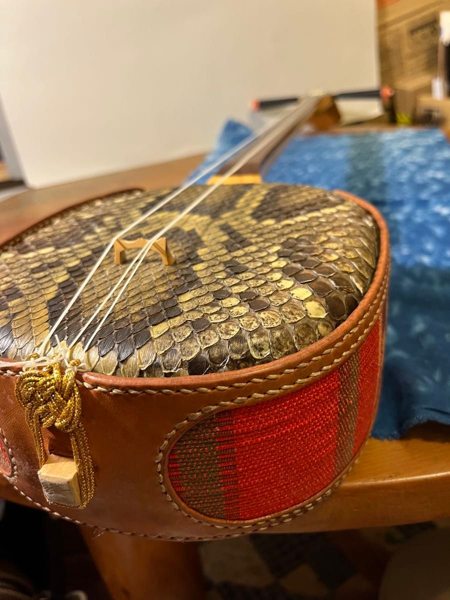 【稀有】SAGO × 照喜名工房 三线(本蛇皮・赤珊瑚风琴柱・染色革胴卷)