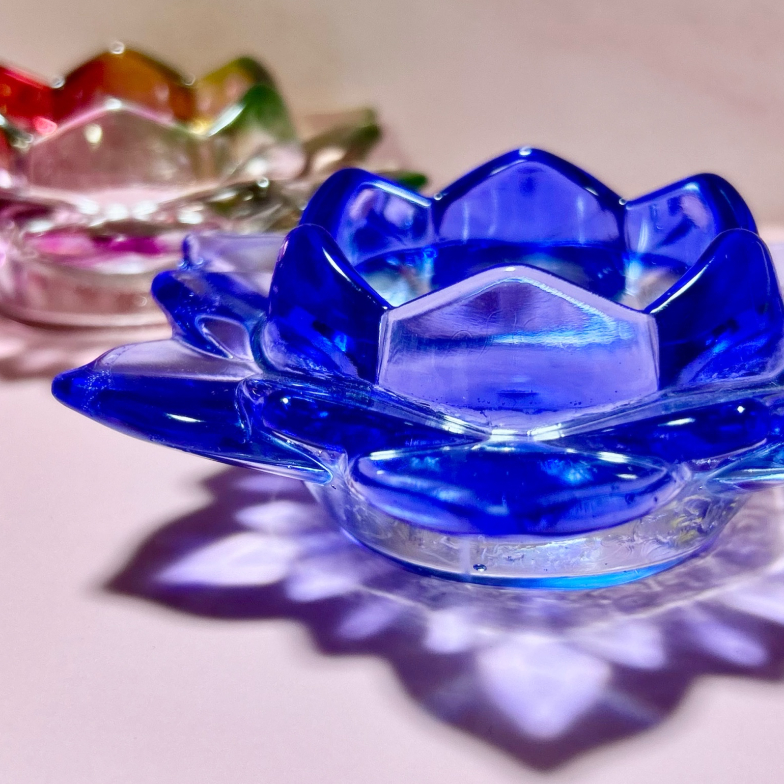 【可定制颜色】莲花图案树脂烛台