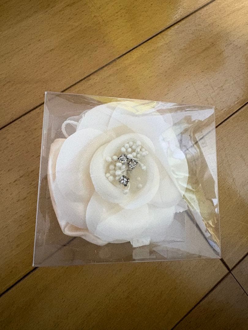 白色山茶花胸针