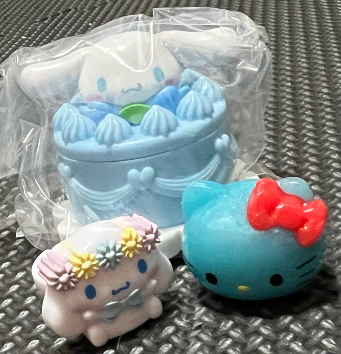 サンリオキャラクターズ デコレーションケーキ 小物入れ 1点 シナモロール指輪1点ハローキティキラキラ光る小物1点
