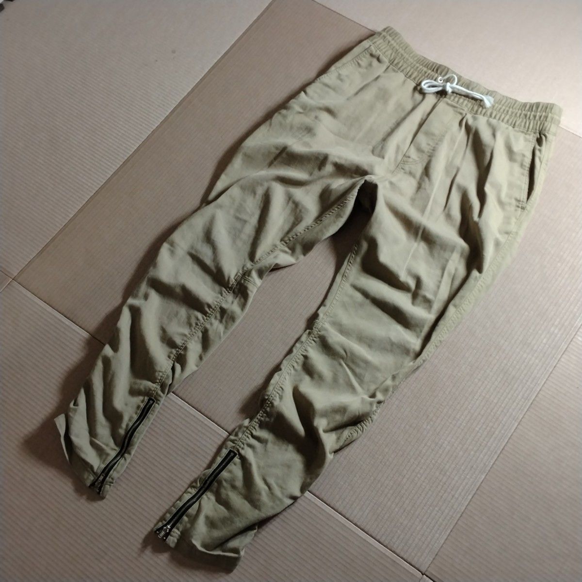 【32】エイチアンドエム H&M 裾ジップ ギャザー ジョガーパンツ ベージュ