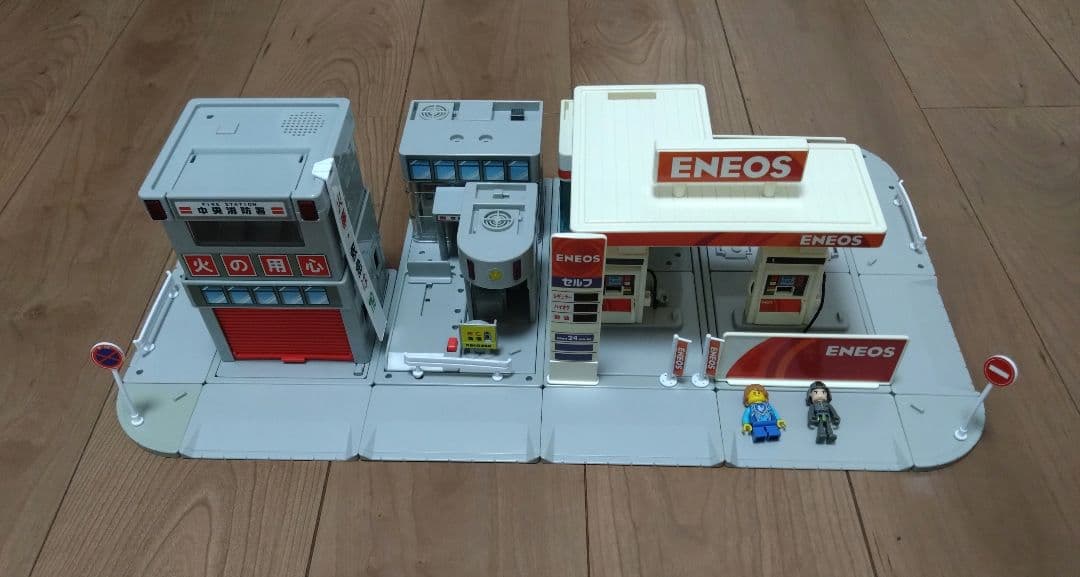 多美卡城镇 ENEOS 加油站与消防局套装