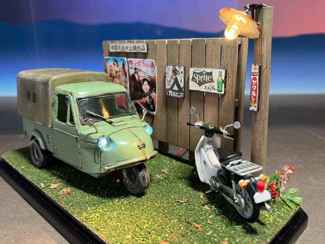 1/32 DIY Diorama Finished Product: Mite & Cub with Showa Retro Scenery and LED Lighting