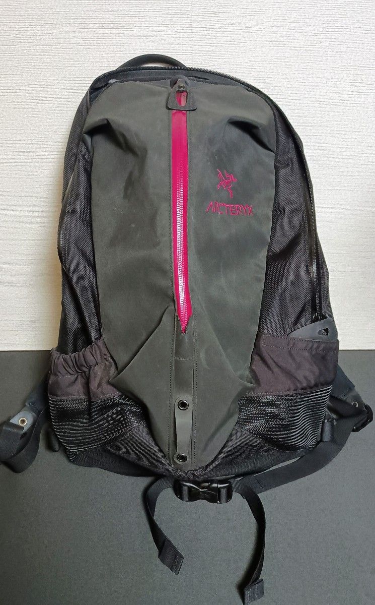 ARC'TERYX 阿克特利克斯 ARRO 22 阿罗22 6029 背包 双肩包 黑色·洋红色 旧款 已停产