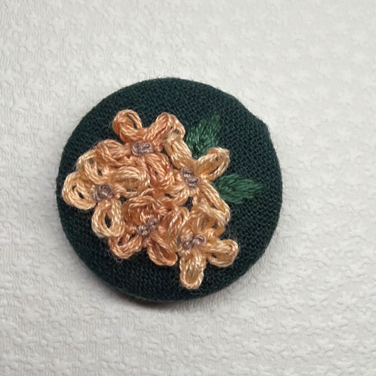 刺繍ブローチミニ オリジナル ハンドメイド 手刺繍 くるみボタン 立体刺繍 金木犀