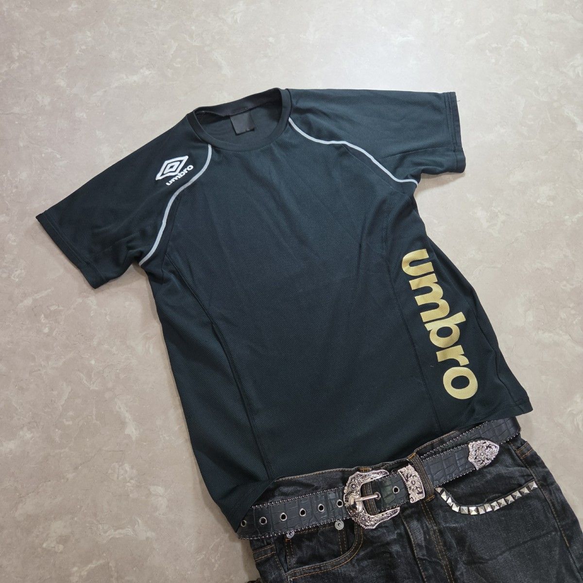 y2k 【Umbro】 Gold Logo Game Tee  Tech　短丈　デサント　c-boy swag  ブロークコア