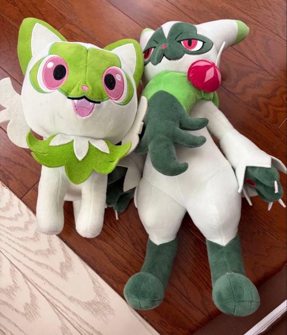 尼奥哈和尼亚罗特的毛绒玩具。尼奥哈的脸部有一些污渍
