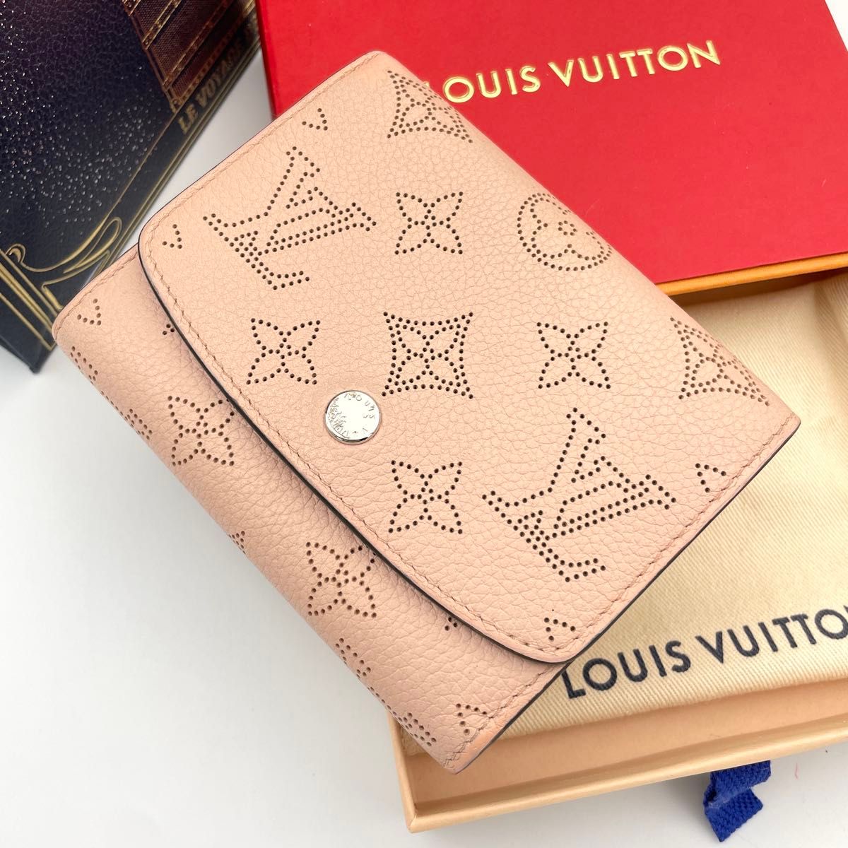 LOUIS VUITTON Louis Vuitton Mahina Portefeuille Iris Compact Magnolia Bifold Wallet