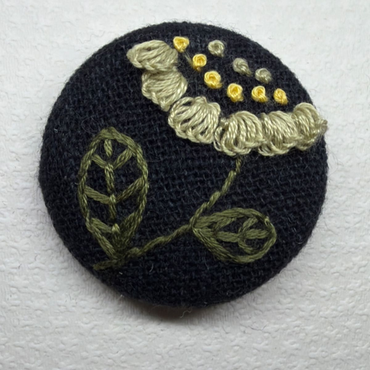 刺繍ブローチ273 オリジナル ハンドメイド 手刺繍 くるみボタン 立体刺繍 バッグや帽子にも