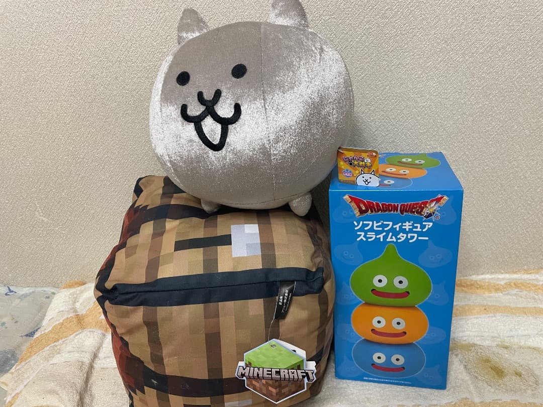 毛绒玩具和手办三件套
