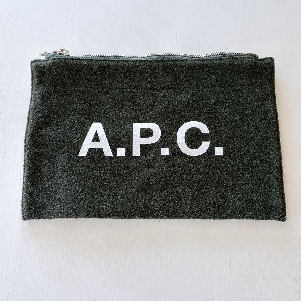 A.P.C . Apease 标志 felt pouch khaki dark gray
