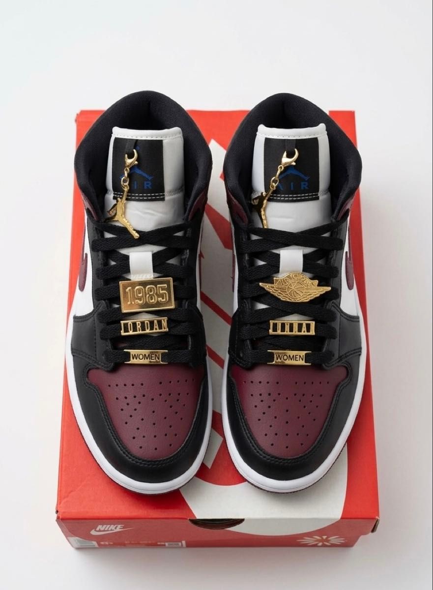 NIKE AIR JORDAN 1 MID SE WMNS 1985年附赠金色吊坠