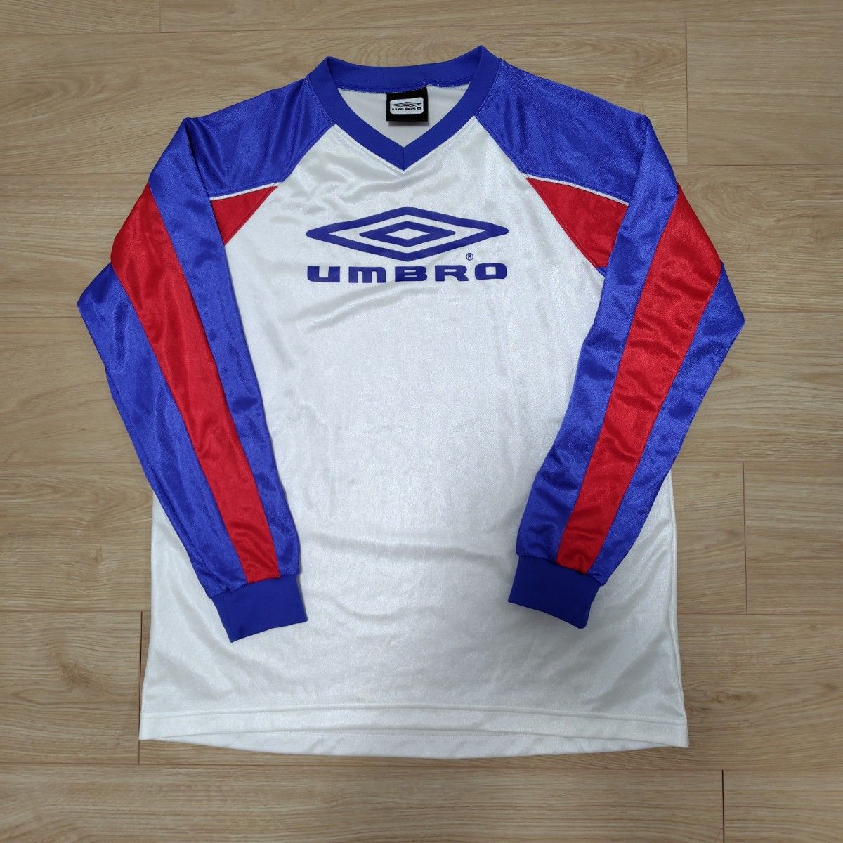 UMBRO アンブロ 長袖プラクティスシャツ ホワイト×ブルー×レッド　S〜Mサイズ　日本製