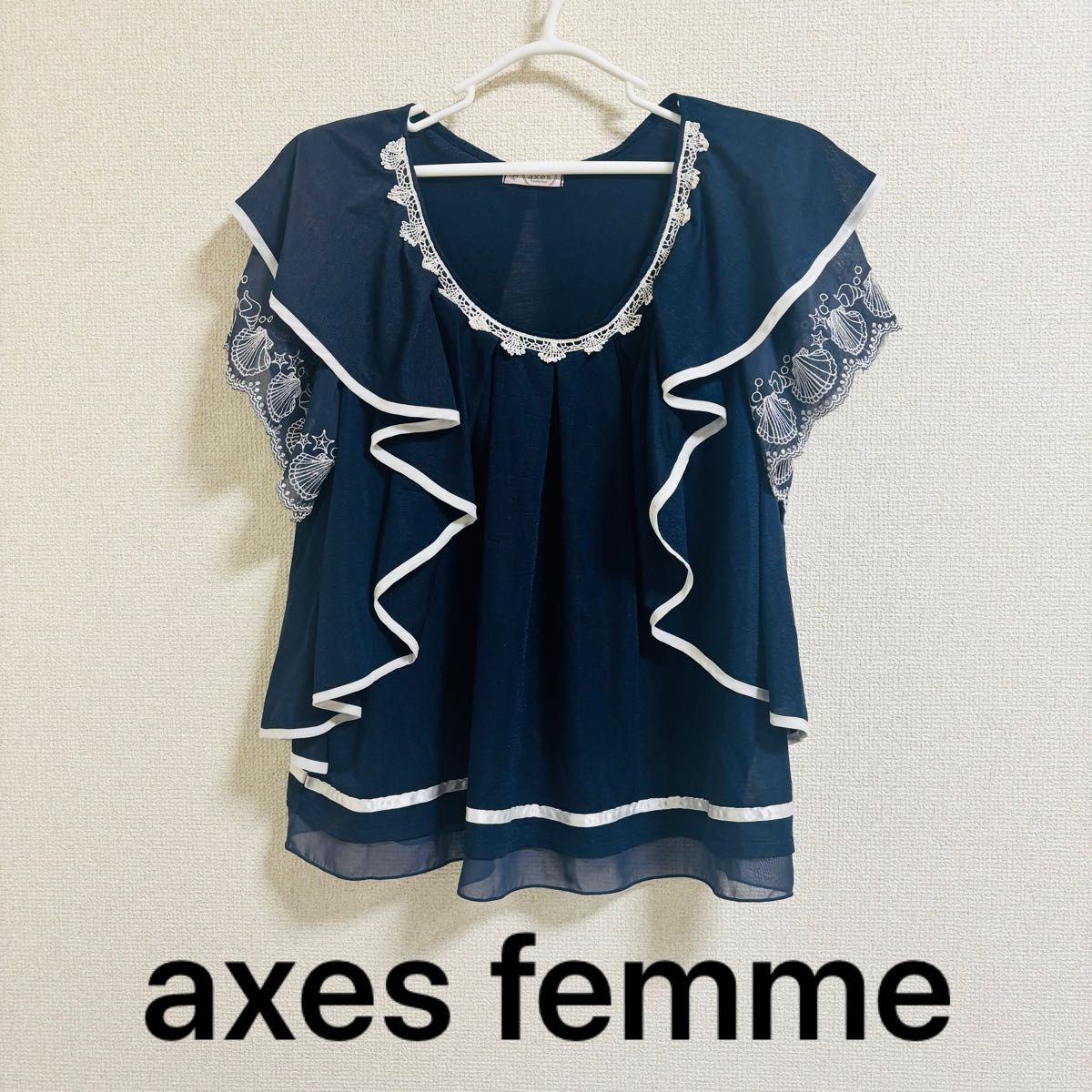 axes femme 阿克西斯法姆 短袖衬衫 海军蓝 贝壳刺绣 荷叶边