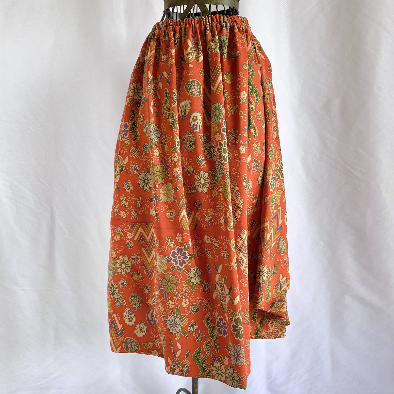 米色与朱红色宝相花纹和服面料半身裙 和服改造