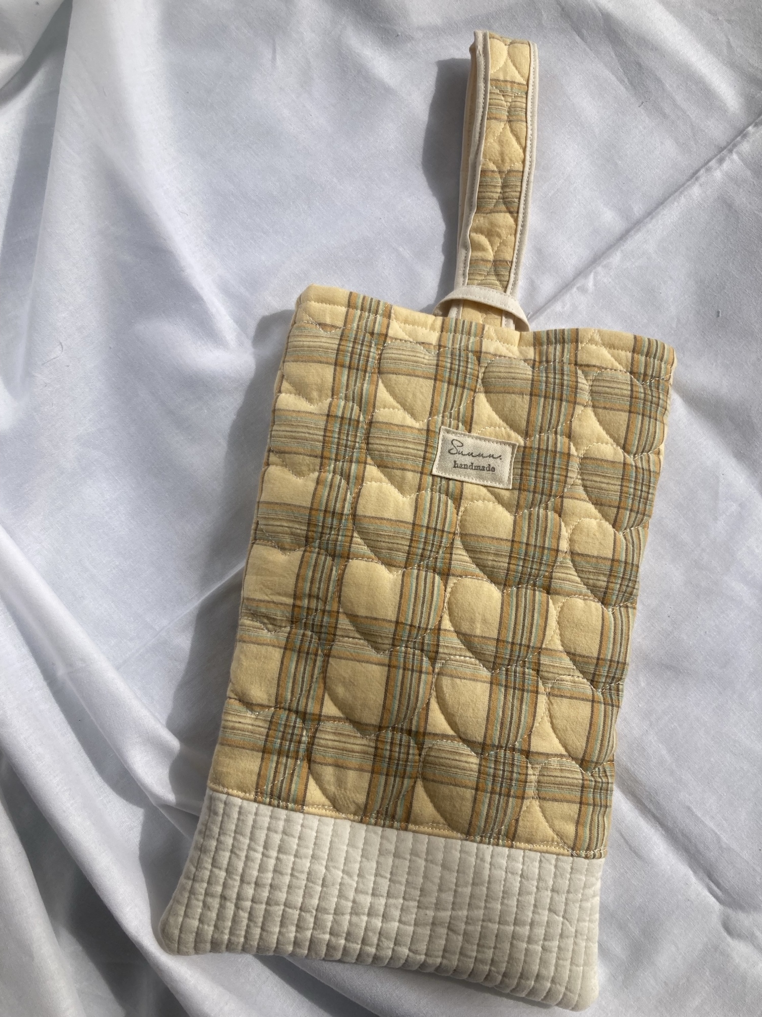 黄色爱心绗缝鞋袋 入园用品