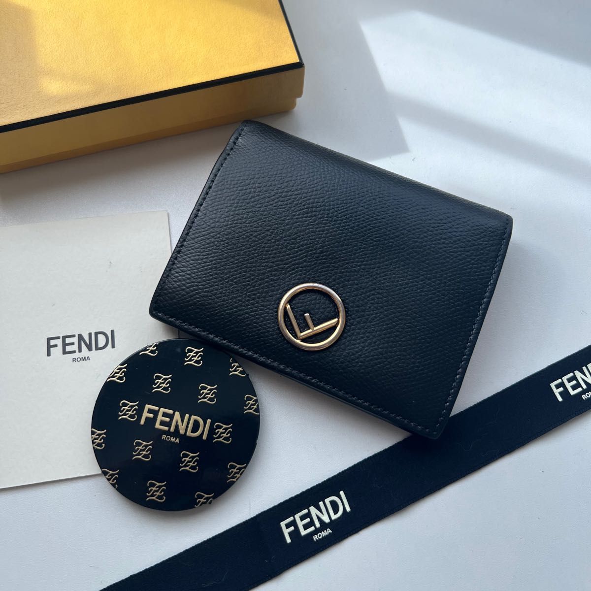 559 美品 FENDI 芬迪 两折钱包