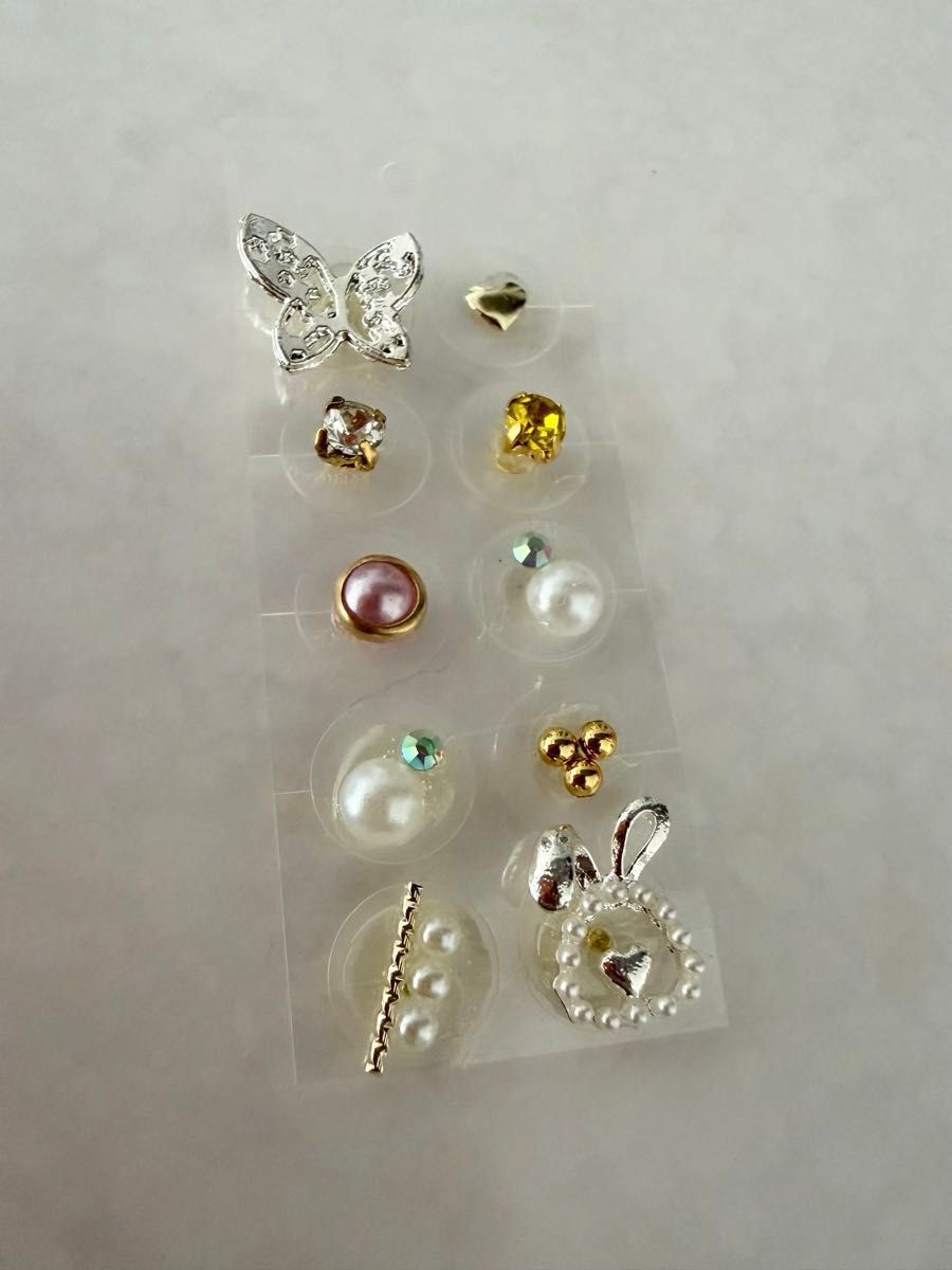 Ear acupressure jewelry: 10 pearls, butterflies, and rabbits.