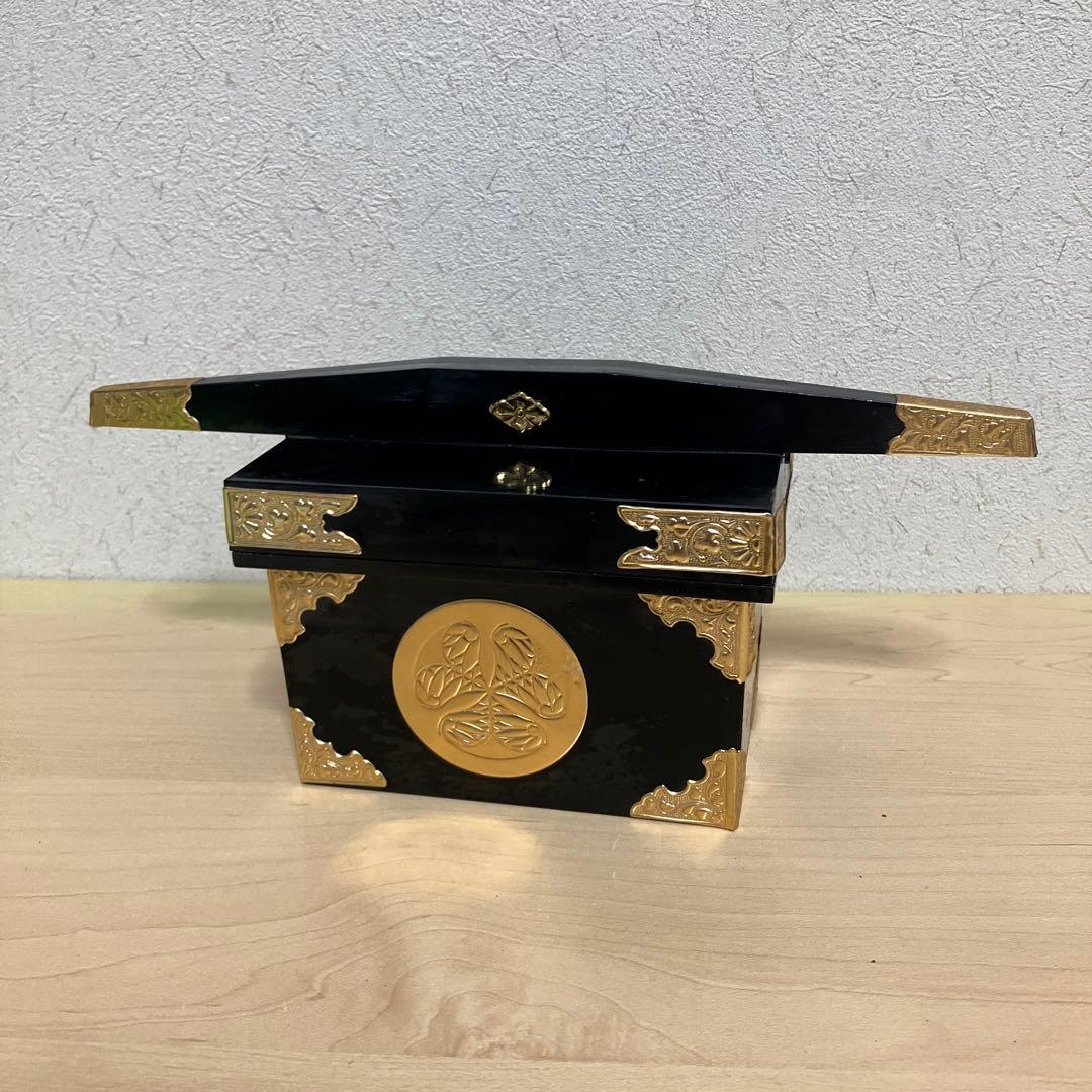 3F Tokugawa Ieyasu Triple Hollyhock Crest Carriage-Shaped Small Storage Box Black Lacquer with Gold Decoration Children's Day Showa Retro