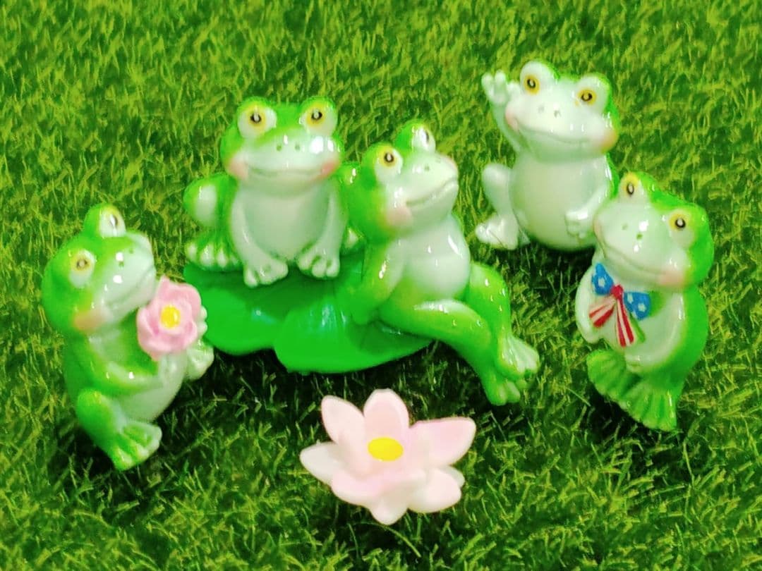 Miniature Frog Set of 5 with Lotus Leaf and Lotus Flower