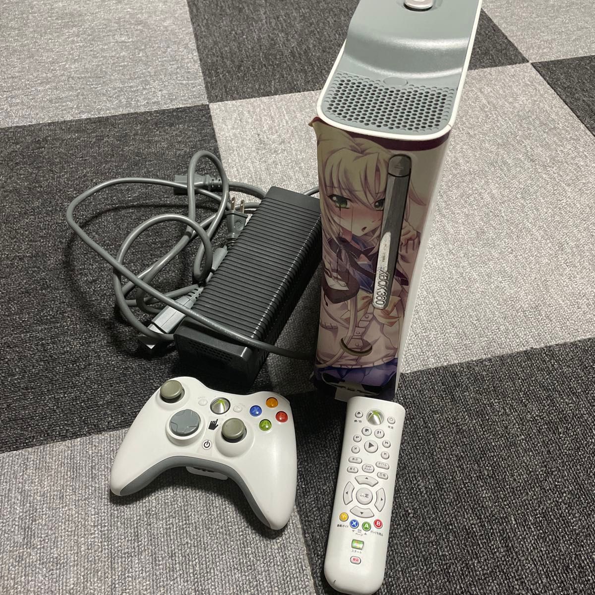 微软Xbox 360主机，带手柄、遥控器及电源线