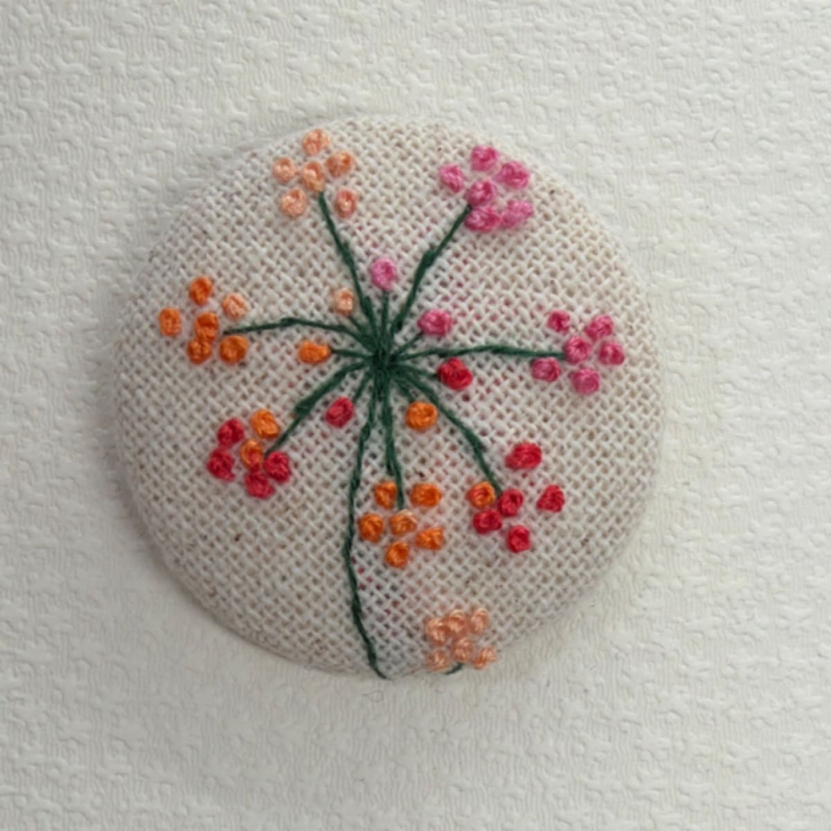 刺繍ブローチ239 ハンドメイド 手刺繍 くるみボタン