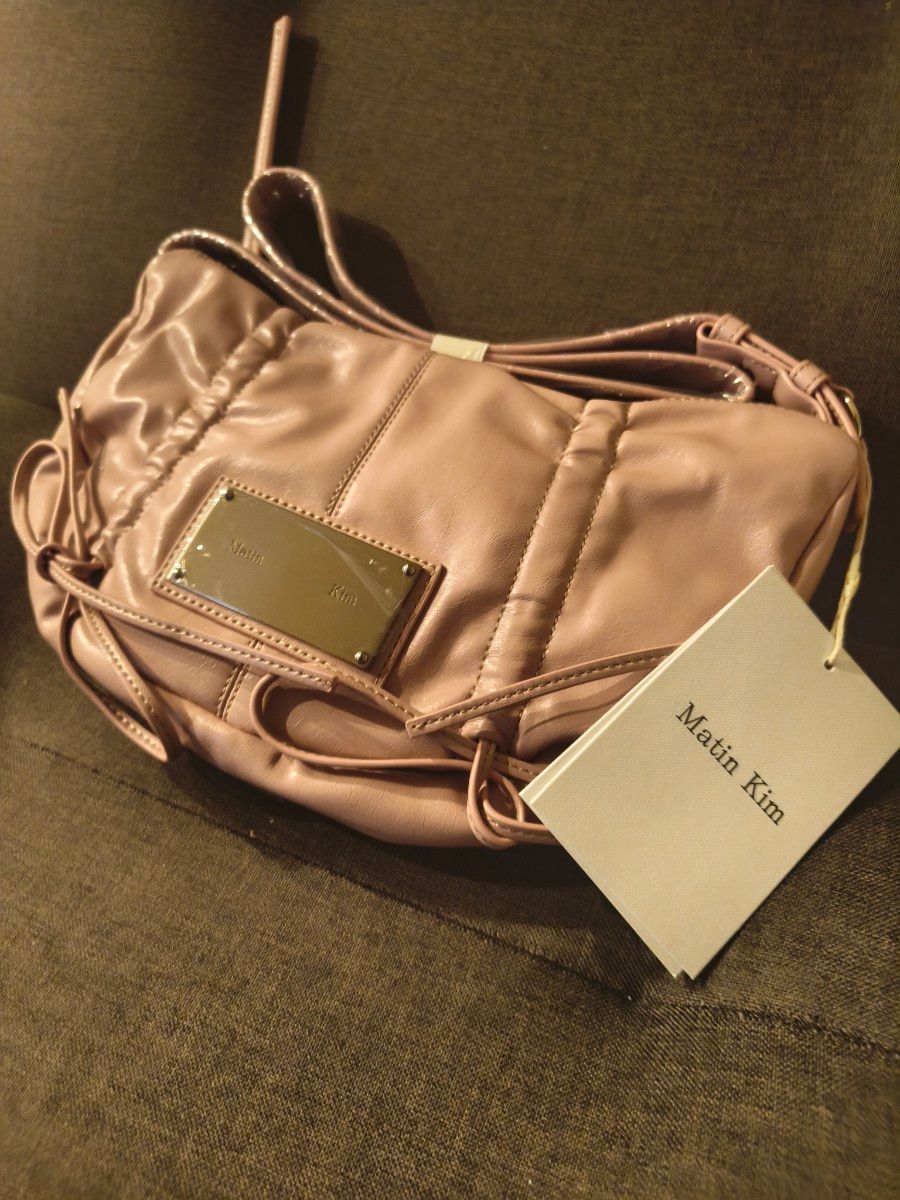 Matin Kim 马丁·金 HALF SHIRRING RIBBON 黑色单肩包
