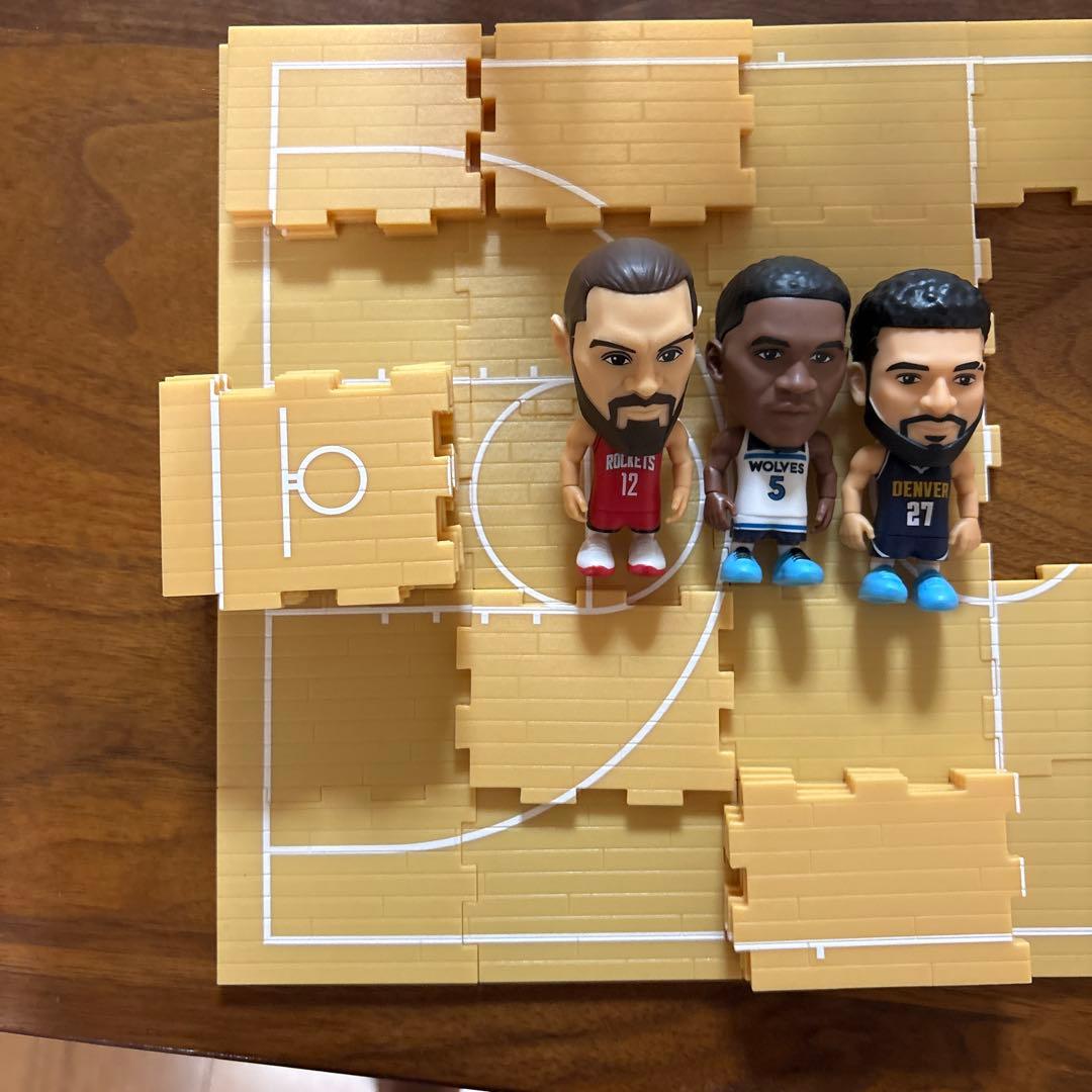 含NBA三款手办及球衣（下方的球衣不附赠）